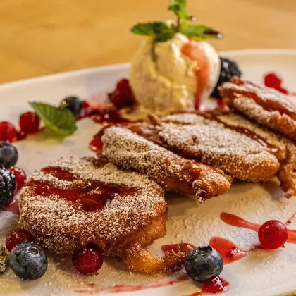 Dessert mit Beeren, Vanilleeis und Puderzucker
