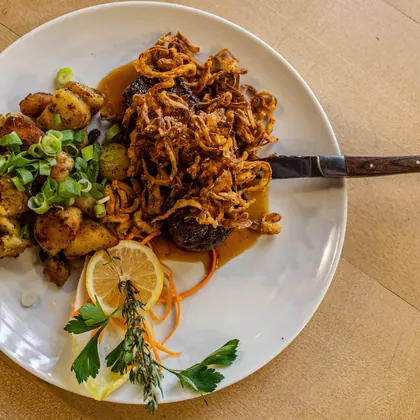 Steak mit Röstzwiebeln und Bratkartoffeln