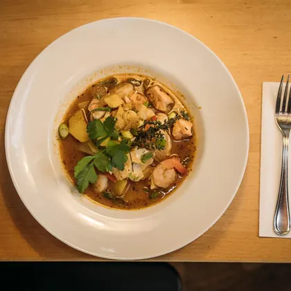 Klare Suppe mit Einlage, von oben fotografiert