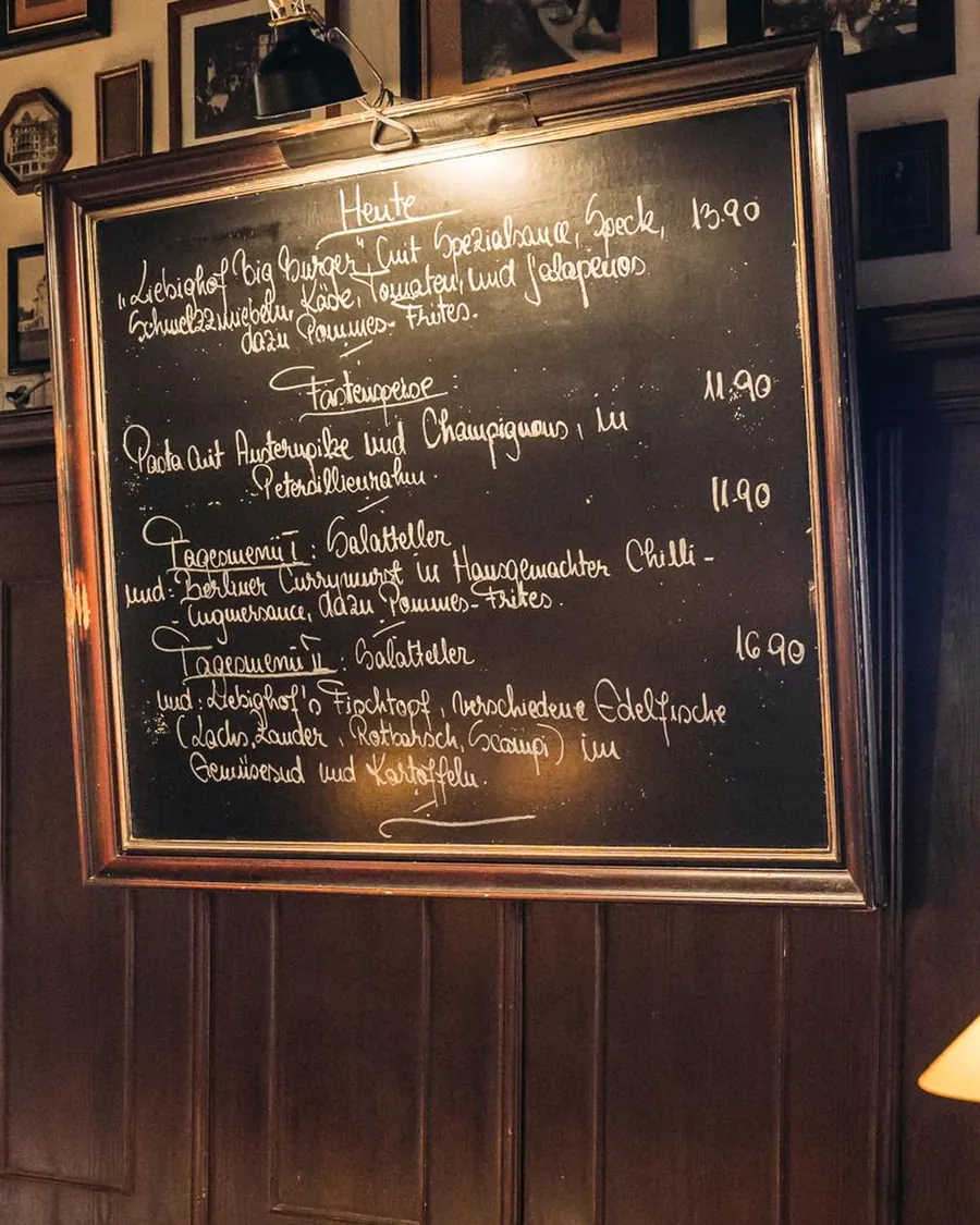 Handbeschriebene Kreidetafel mit den Tagesgerichten im Gastraum des Liebighof