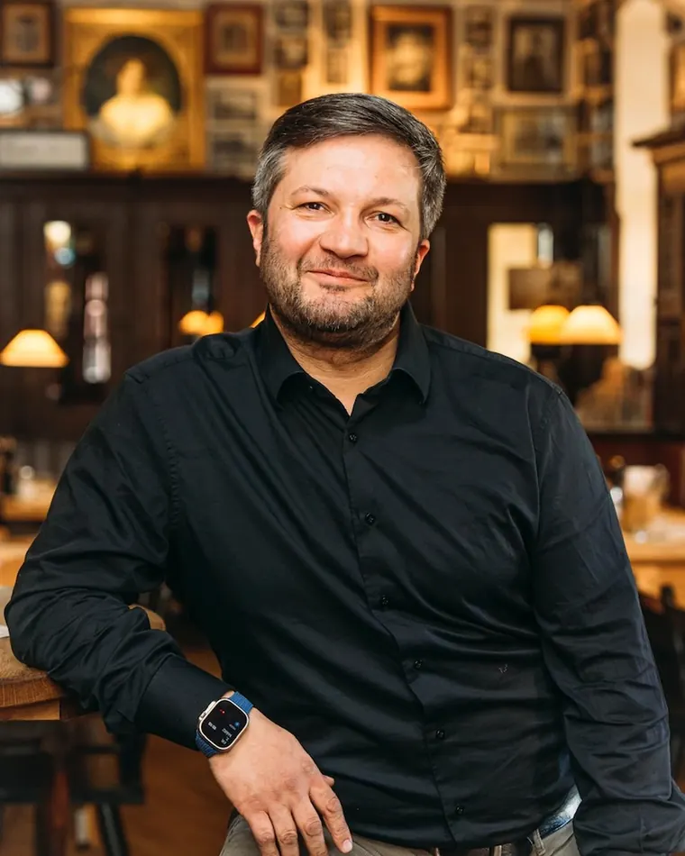 Vasile Pop, Gastgeber des Liebighof, im Gastraum stehend